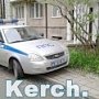 В Керчи полиция припарковалась на тротуаре в жилом дворе