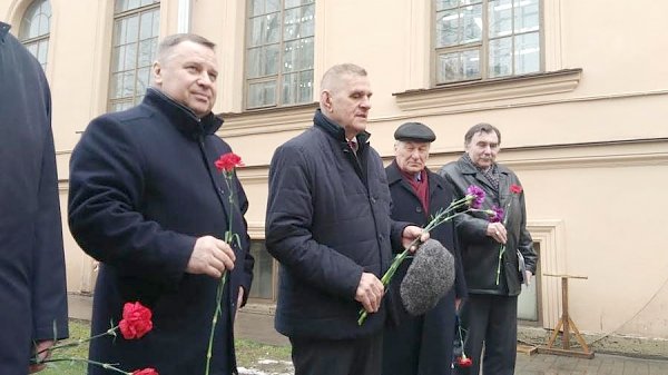 А.В. Воронцов принял участие в возложении цветов к памятнику В.И. Ленину в Петербурге