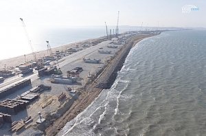 Строители возвели половину опор Крымского моста