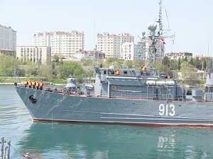 В Крым после долгого сирийского похода вернулся морской тральщик