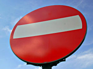 В пешеходных зонах Ялты установят дорожные знаки, запрещающие движение транспорта