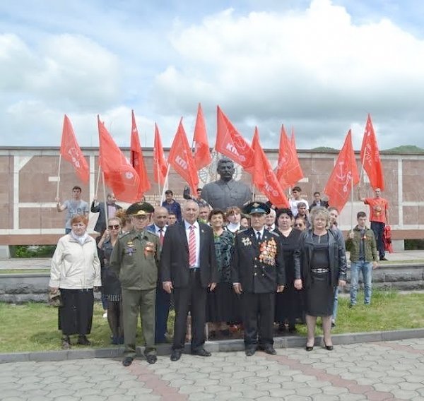 В канун Дня Победы во Владикавказе на Мемориале Славы прошла церемония возложения цветов и венков