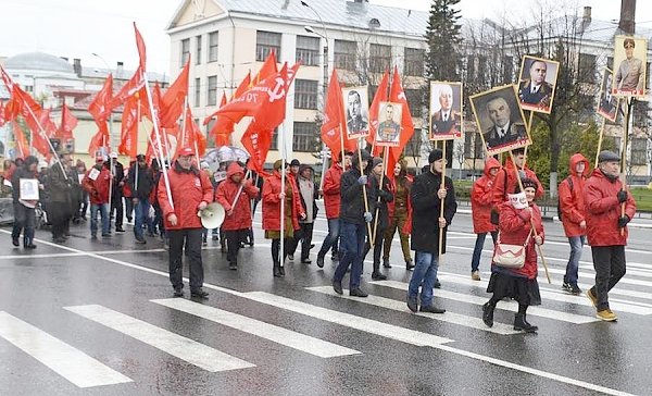 Ивановские коммунисты провели День Победы под красными знаменами