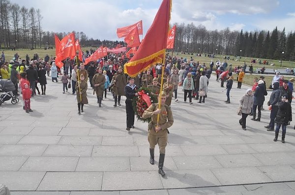 Ленинградские коммунисты организовали возложение венков и цветов на Пискарёвском кладбище
