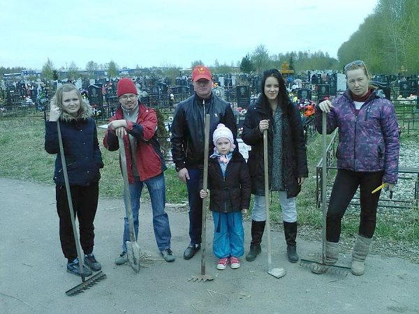 Ярославские комсомольцы привели в порядок могилы ветеранов