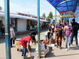 Бахарев удивляется людям, готовым покупать продукты у «стихийщиков» около Центрального рынка