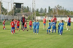 Сборная Крыма в рамках учебного занятия сделала мастер-класс для юных футболистов