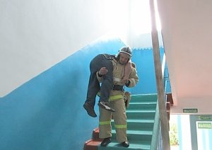 Крымские спасатели тушили «пожар» в одной из школ Нижнегорском районе