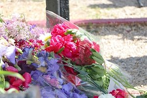 Память депортированных народов в Керчи почтили возложением цветов к памятному знаку и службой в мечети
