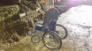 Крымские спасатели оказали помощь мужчине, который на инвалидной коляске упал в траншею и не мог выбраться