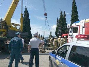 Крымские спасатели оказывают помощь при ДТП в Массандре