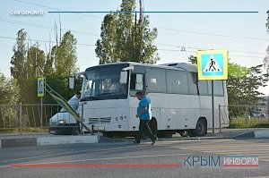 Междугородный автобус снес знак пешеходного перехода на въезде в Симферополь