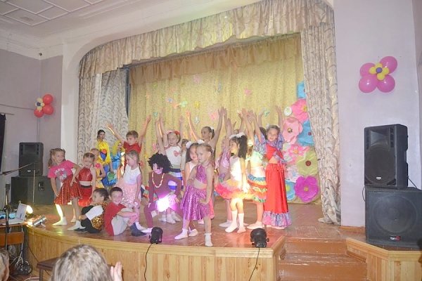 Астраханские коммунисты и комсомольцы в день защиты детей провели ряд мероприятий