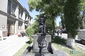 Власти Симферополя возложили цветы к памятнику Пушкину