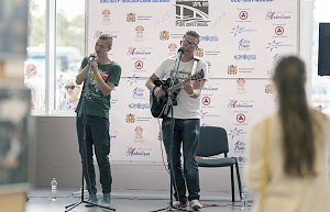 Впервые крымская рок-группа дала двухчасовой концерт для пассажиров аэропорта «Симферополь». На самолёт никто не опоздал