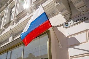 Горожане украшают флагами дома и офисы. День России в столице Крыма