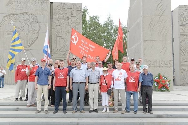 Новосибирск. Автопробег КПРФ финишировал на Монументе Славы