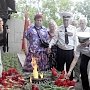 Представители власти и севастопольцы возложили цветы в память о погибших на войне