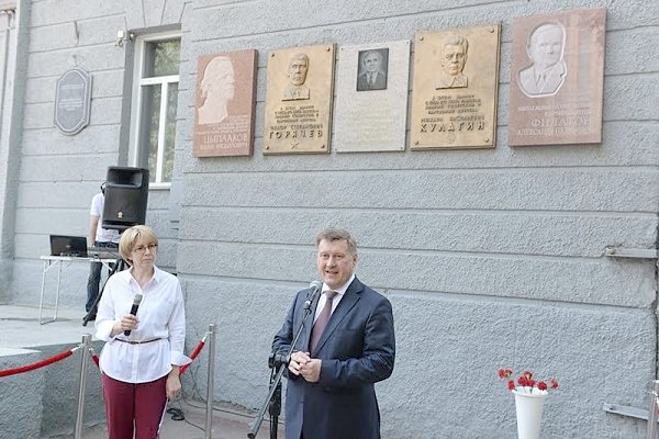 В Новосибирске открылась доска памяти легендарного партийного руководителя Александра Филатова