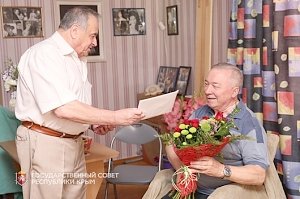 Автор уникальной в мире техники создания икон из льняной нити Владимир Денщиков отметил 65-летний юбилей