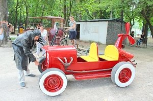 Красочный гоночный автомобиль пополнил аллею кованых скульптур в Детском парке Симферополя