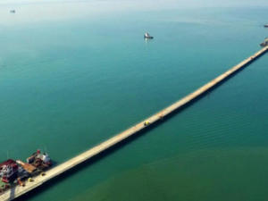 На Крымском мосту заасфальтированы первые километры дороги