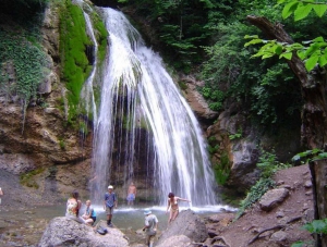 9 туристов не смогли обойтись без помощи спасателей в районе водопада Джур-Джур