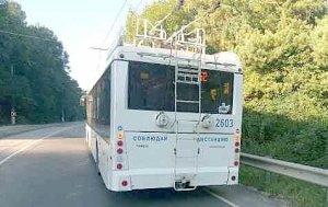 В Крыму до приезда огнеборцев ликвидировали пожар на крыше троллейбуса «Ялта — Симферополь»
