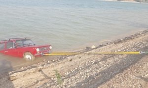 Крымские спасатели оказали помощь в эвакуации автомобиля из воды
