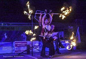 В Коктебеле прошёл второй фестиваль огненных театров «Крым Fire-fest».