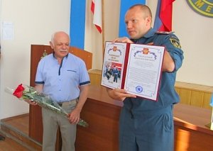 Керченские огнеборцы поздравила ветерана Пожарной охраны Крыма
