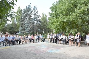 Крымские таможенники поздравили воспитанников центра «Берегиня» с Днем знаний