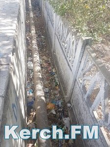 В соцсети керчане жалуются на свалку мусора недалеко от школы