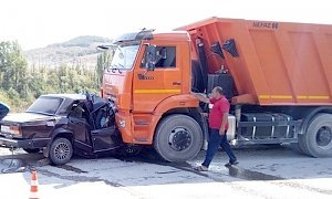 Три человека погибли в столкновении легковушки с грузовиком под Белогорском