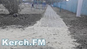 После статьи на Керчь.ФМ рабочие восстановили тротуар перед школой