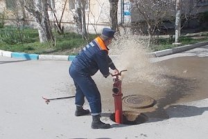 Крымские спасатели продолжают проверку исправности пожарных гидрантов в регионах полуострова