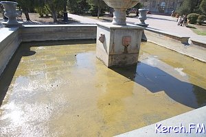 В центре Керчи фонтан превратился в болото