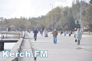 Керчане наблюдают за транспортировкой арки Крымского моста