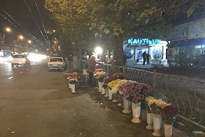 Власти Симферополя никак не имеют возможность побороть стихийную торговлю цветами на проезжей части в районе Москольца