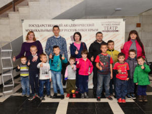 В рамках 63-го театрального сезона в Крымском музыкальном театре стартовала акция «Подари ребёнку сказку!»