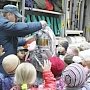 Севастопольские огнеборцы поведали о своей работе мальчишкам и девчонкам из детского сада № 120