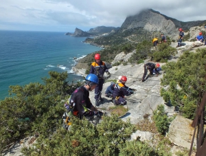 Крымские спасатели оказали помощь заблудившимся в горах туристам