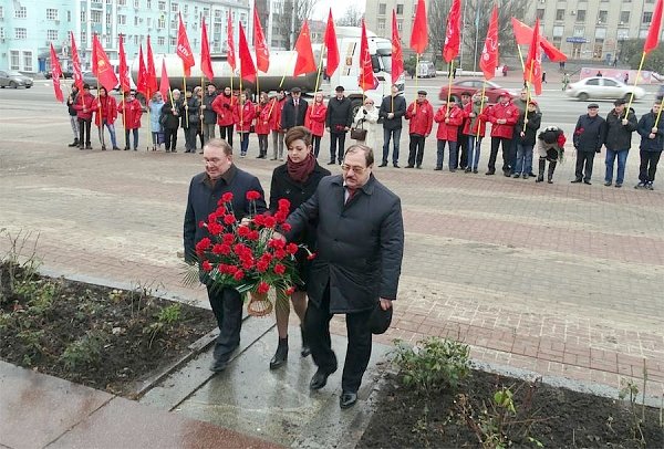 Н.Н. Иванов вместе с курскими коммунистами возложил алые гвоздики к памятнику В.И. Ленину в честь 100-летия Великой Октябрьской социалистической революции