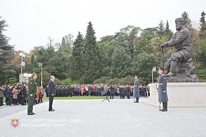 Владимир Путин торжественно открыл в Ливадии памятник российскому императору Александру III