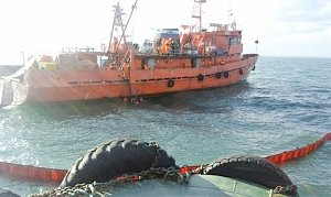 Керченские спасатели участвовали в учениях по ликвидации разлива нефтепродуктов в море
