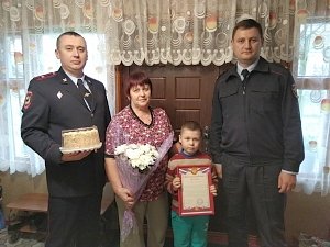 Полицейские Ленинского района поздравили с наступающим праздником мам