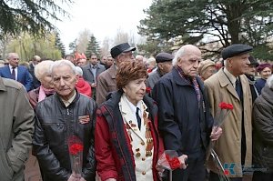 В столице Крыма возложили цветы к Вечному огню у мемориала «Могила Неизвестного солдата»