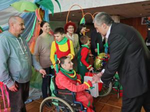 Аксёнов посетил премьеру спектакля, показанного детьми с ограниченными возможностями