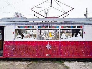 В Евпатории на маршрут вышли «новогодние» трамваи