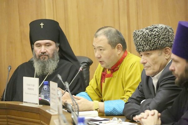 Глава калмыцких коммунистов Николай Нуров принял участие в парламентской встрече с духовенством